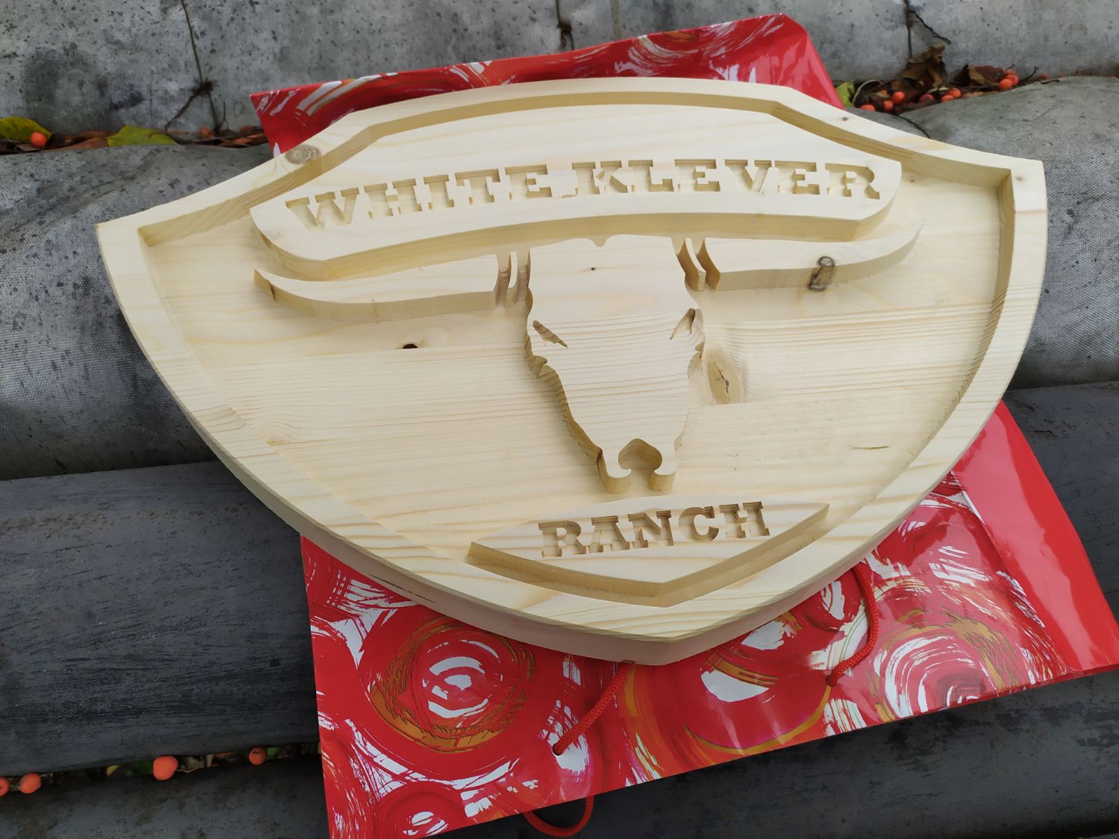 табличка-логотип после фрезеровки